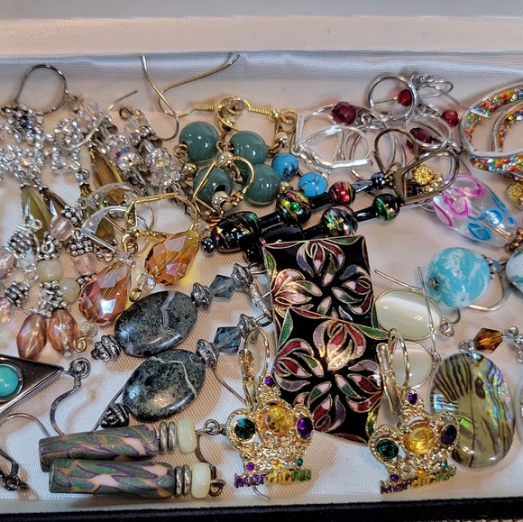Vintage to Now Earrings Lot in Black Velvet Box 19 Pairs Costume Jewelry Bundle - Picture 13 of 15